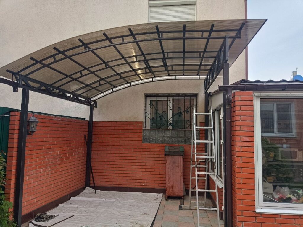 Односкатний навіс для авто, метал, прозорий полікарбонат, Київ, 2026 рік