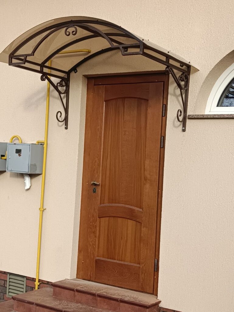 Козирок над вуличними вхідними дверима, сталь, полікарбонат, Київ, 2026 рік